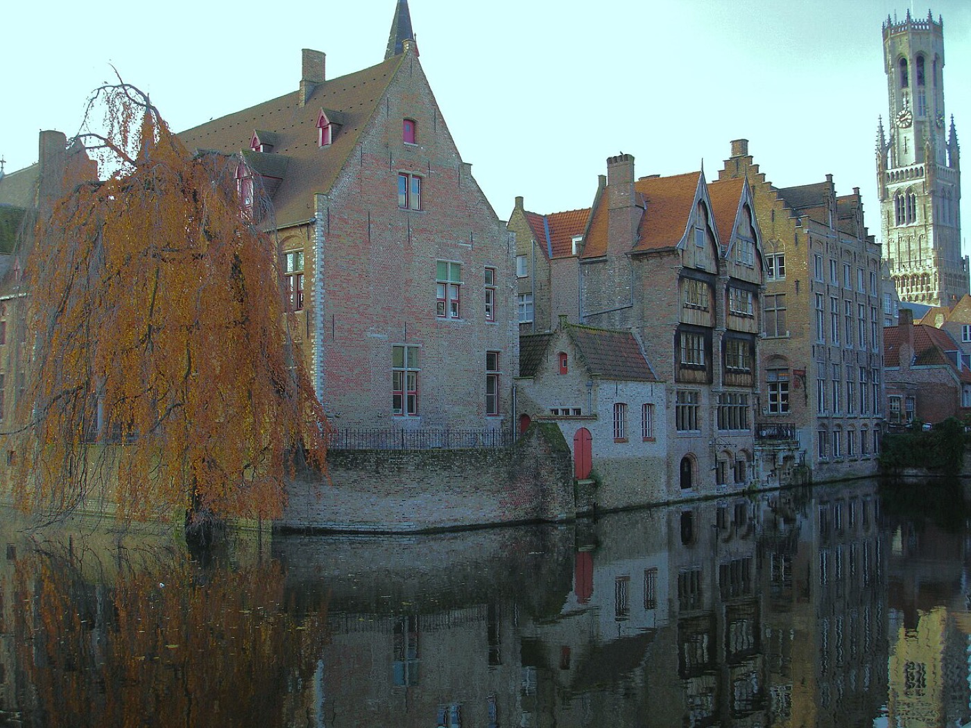 Rozenhoedkaai à Bruges, canaux et toits