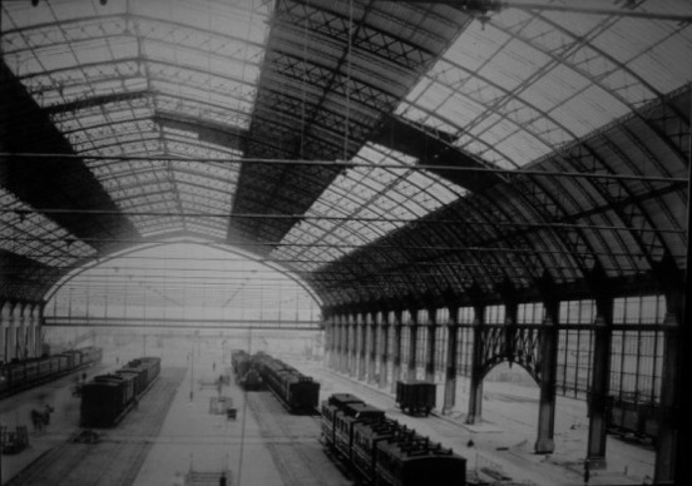 Hall historique d’une gare belge, verrière et voies